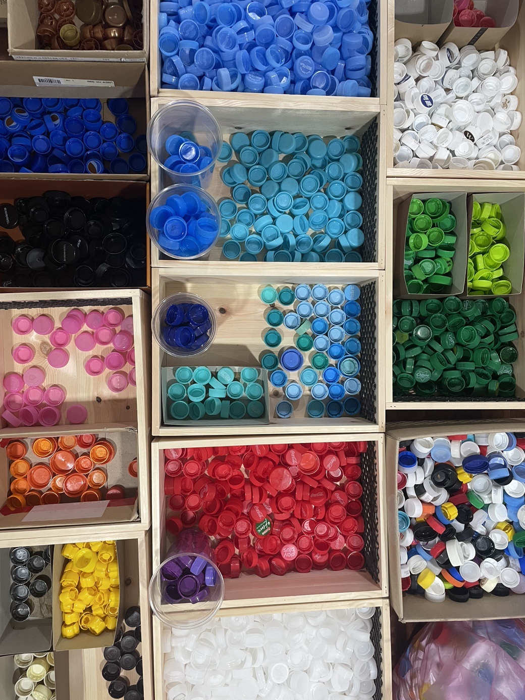 사진9 여러 곳에서 모아 온 병뚜껑을 분류해 놓은 모습.jpg