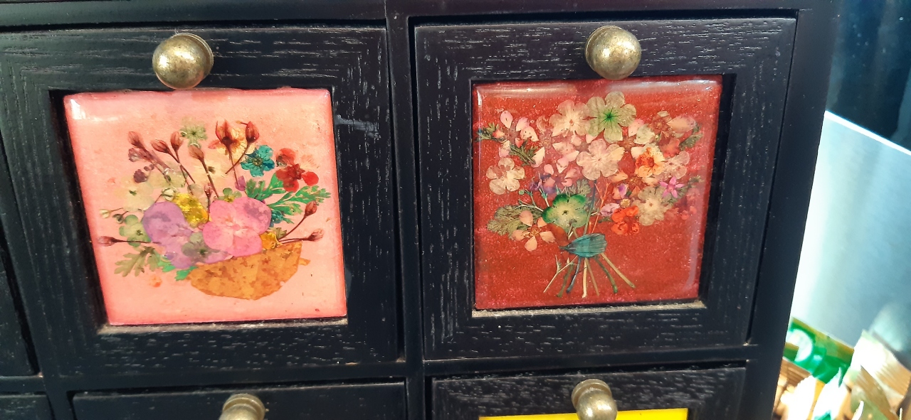 6.가깝게 찍은 압화장식장의 일부 (1).jpg