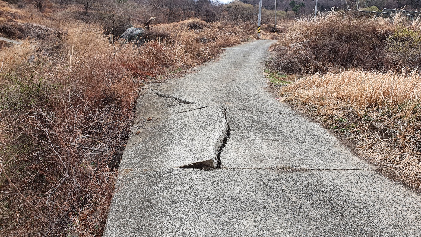 2. 파손된 도로 (1).jpg