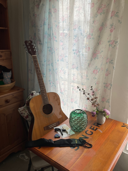 계절을 담는 화병과 풍요로운 기타.png