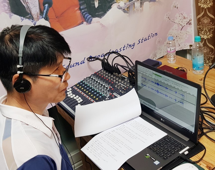 팟케스트 피디겸 엔지니어로 활동하는 모습.jpg