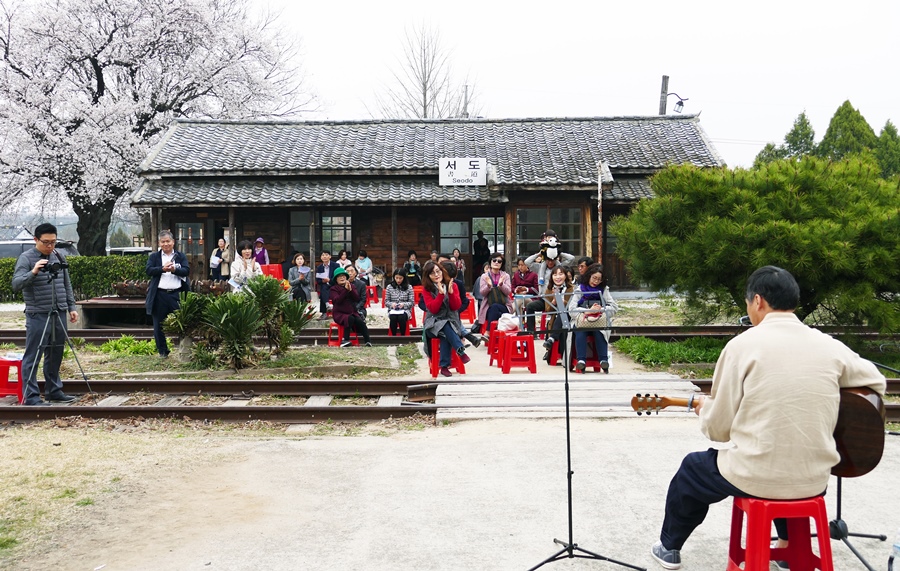 김영기님이 추진한 서도역 음악회 모습.jpg