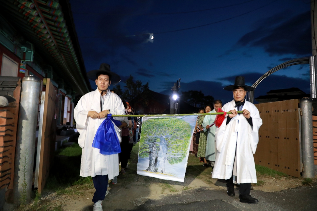 사진12-상여대신 나무 그림 들고 행진.jpg