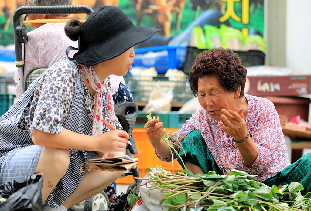 전통시장에서 남원의 맛을 기록하는 김혜정님.jpg