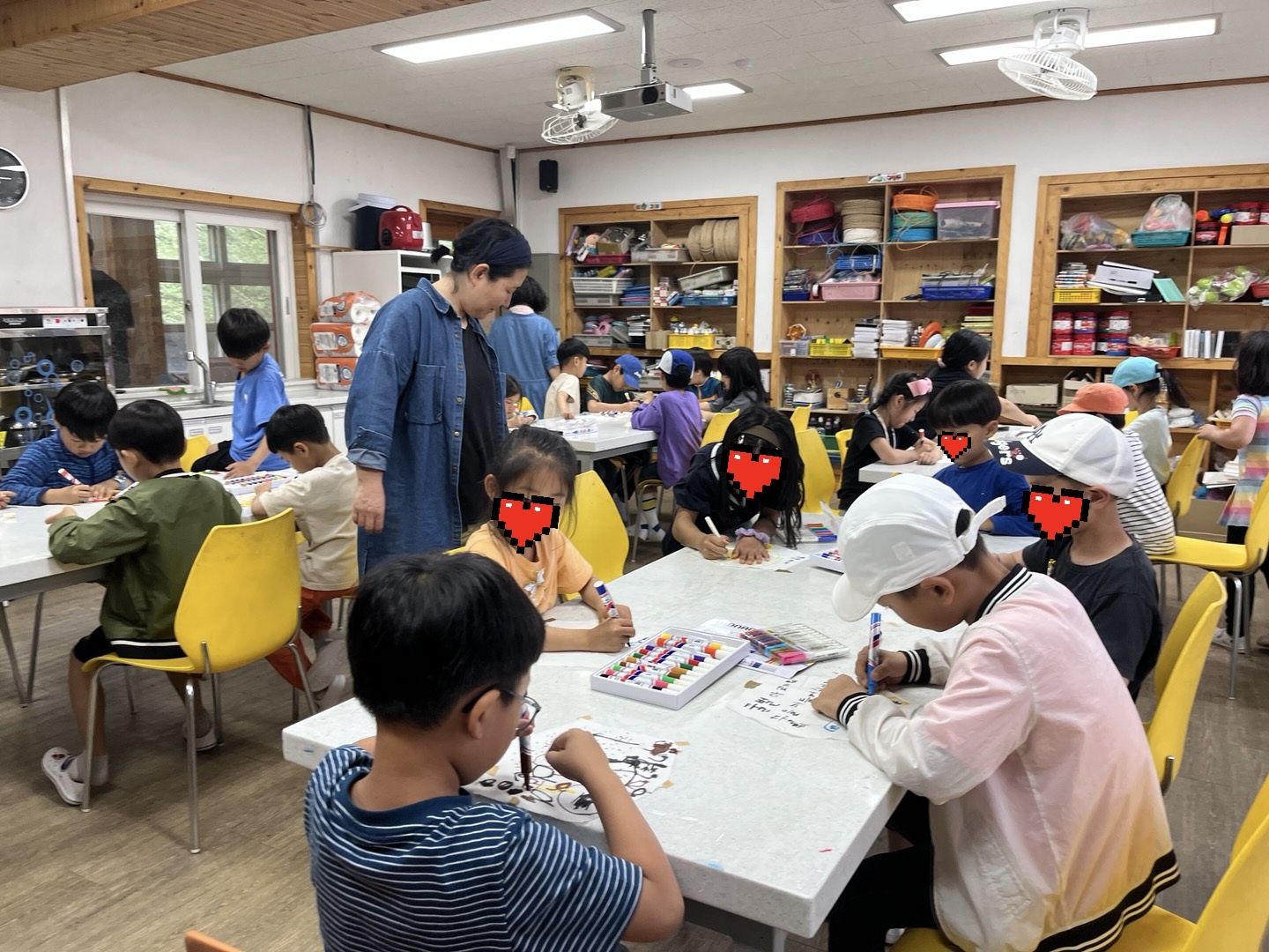 사진 5 학교에서 교육을 하는 활동가.jpg