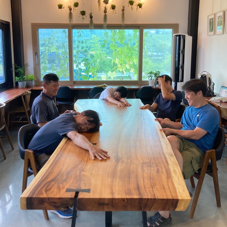 너무 멋진 테이블을 받아서 신나버린 사무실 식구들