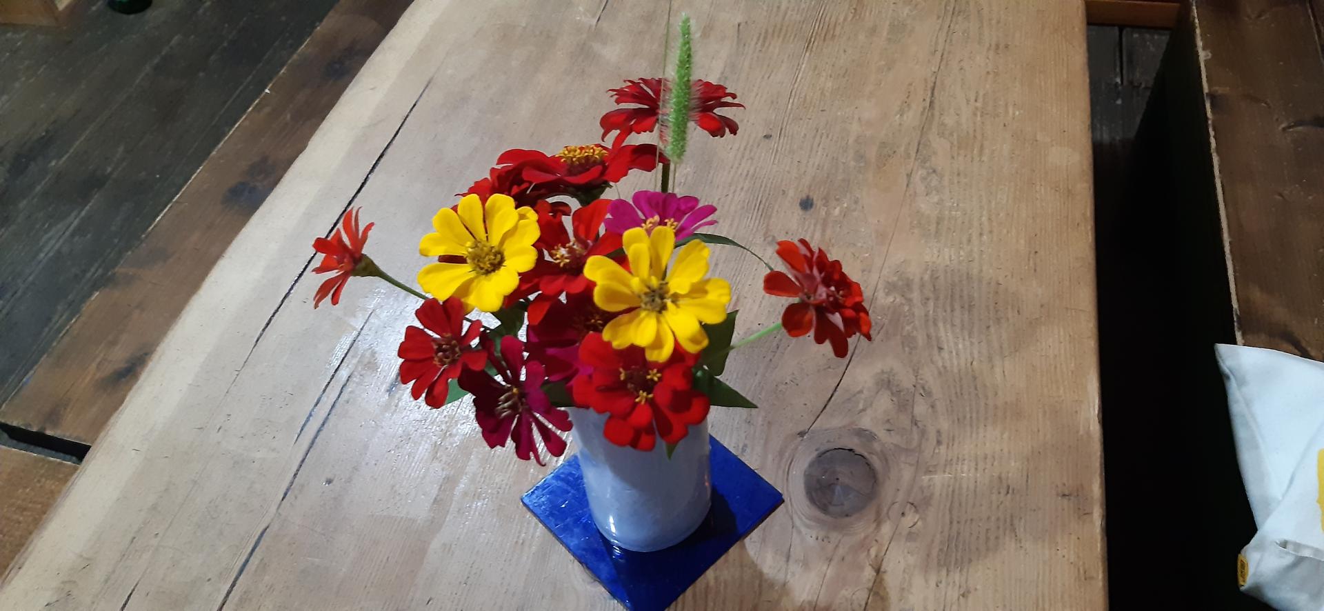 사진5. 테이블 위의 꽃.jpg