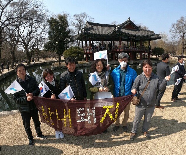 마을동갑내기들과 3.1운동 100주년 기념행사장(만인만북문화제)에서.jpg