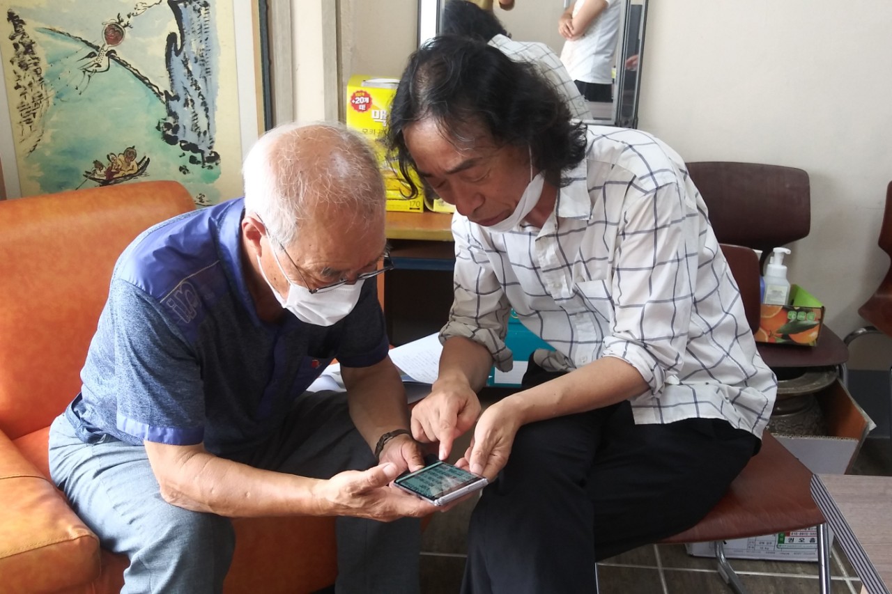 향토사학자 한병옥 선생과 춘향영정 문제를 의논하는 강경식님.jpg