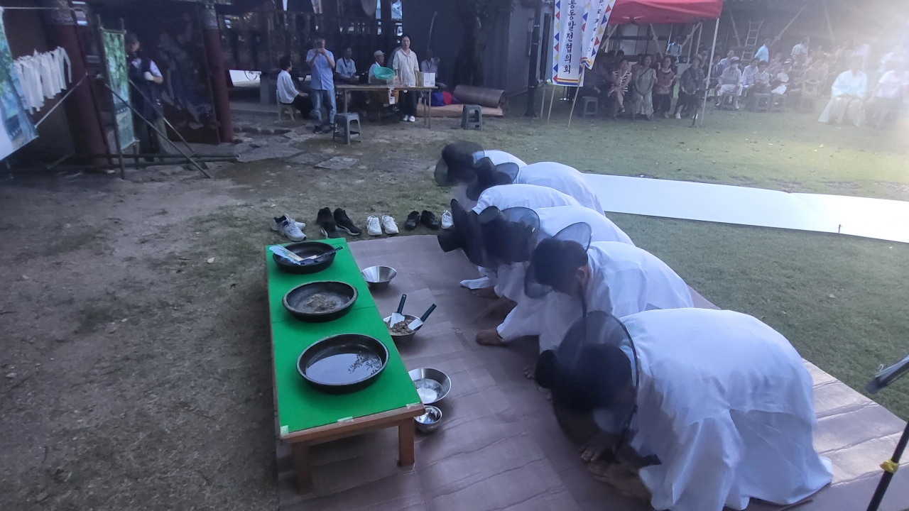 사진11-나무에게 물 흙 바람을 바침.jpg