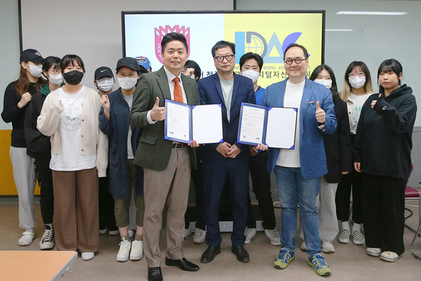 (왼쪽부터) 국제디지털자산위원회 원은석 이사장, 목원대 아트미디어전공 강현욱 교수, 아트미디어전공 장상건 전공주임 교수가 4일 오전 목원대 미술디자인대학에서 업무협약을 체결한 뒤 학생들과 기념촬영을 하고있다.