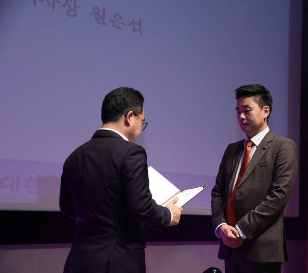 민병덕 국회의원이(왼쪽) 국제디지털자산위원회 원은석 이사장(오른쪽)에게 표창을 수여하고 있다.