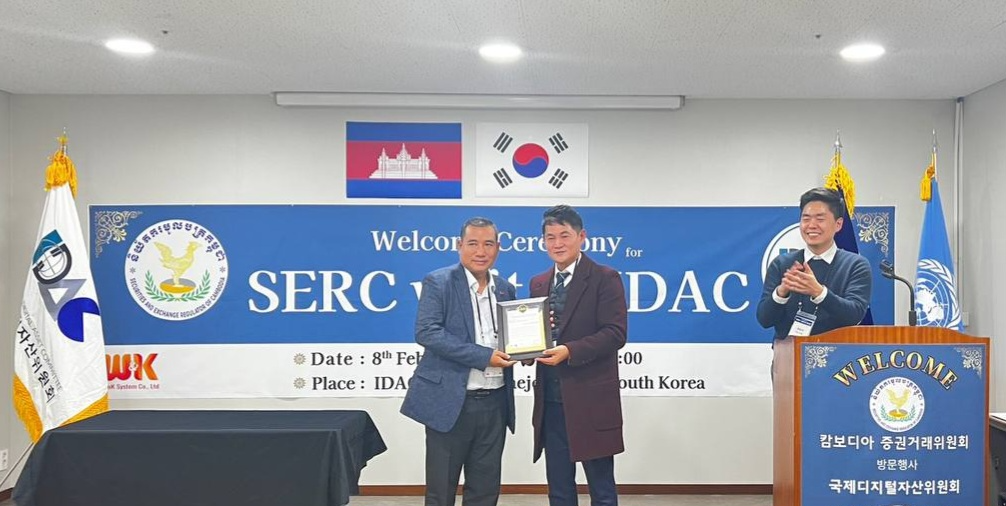 캄보디아 정보부 사몬 본드시(Samorn Bondith) 장관이 디지털자산대상 정책분야 최고공로상을 수상하였다.&nbsp;(좌) 사몬 본드시 정보부 장관 / (중앙) 강재호 WnK 대표&nbsp; / (우) 원은석 국제디지털자산위원회 이사장&nbsp;