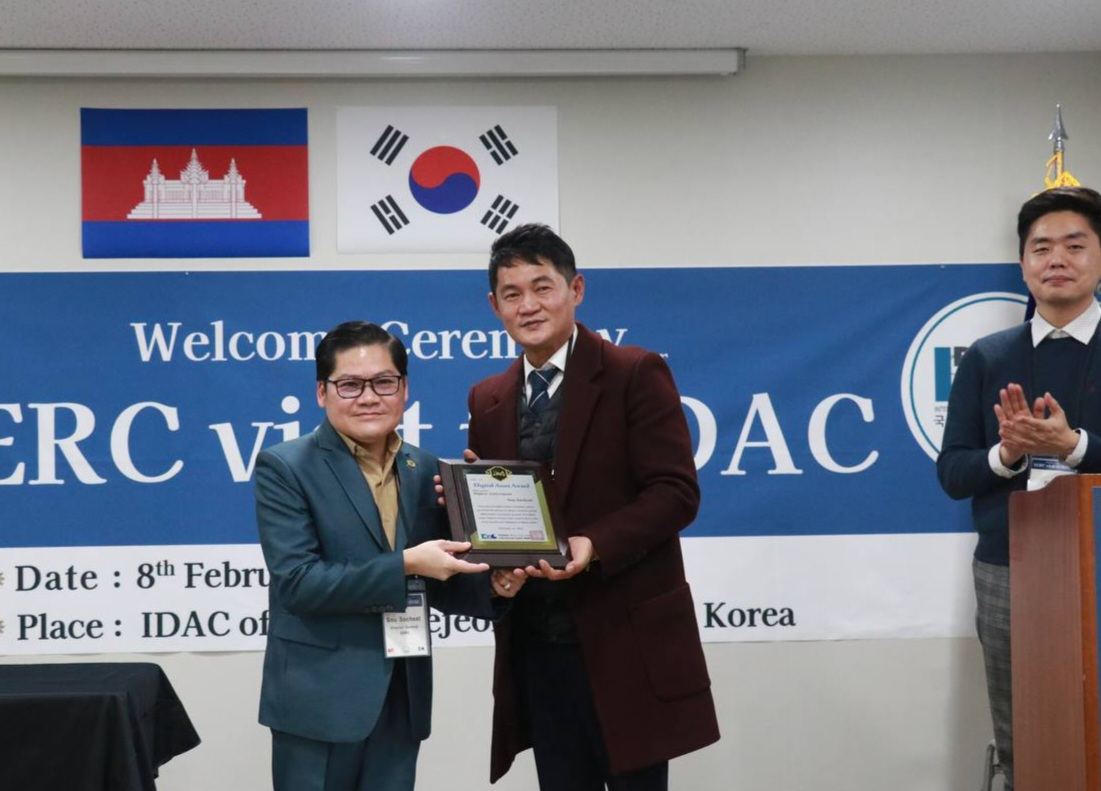 SERC 소 소칫(Sou Socheat) 사무총장이 디지털자산대상 정책분야 최고공로상을 수상하였다.&nbsp;(좌) 소 소칫 사무총장 / (중앙) 강재호 WnK 대표&nbsp; / (우) 원은석 국제디지털자산위원회 이사장&nbsp;