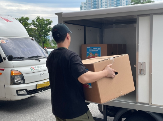 어르신 가정 전달을 위해 배송 차량에 ‘건강한 여름나기’ 식료품 상자를 상차하는 HR그룹 퀵플렉서의 봉사 현장./사진=HR그룹(주) 미디어팀 제공