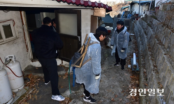 지난 26일 오전 인천시 미추홀구 학익동 햇골마을에서 배송업체 HR그룹의 임직원과 소외계층 지원단체인 위드인 사람과함께, 인천연탄은행 관계자들이 연탄봉사를 하고 있다. 2025.12.26 /조재현기자 jhc@kyeongin.com