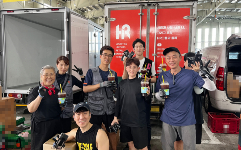 HR그룹은 이른 무더위 속 쿠팡 택배 기사들의 온열 질환 예방을 위해 현장에 음료와 혹서기 지원 물품을 전달하며, 안전하고 건강한 배송 환경 조성에 힘쓰고 있다./사진=HR그룹㈜ 제공