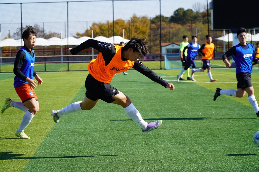 진천 HRFC 공개 테스트에서 한 선수가 힘 있게 슈팅을 시도하고 있다. / 제공: HR레포츠 미디어팀