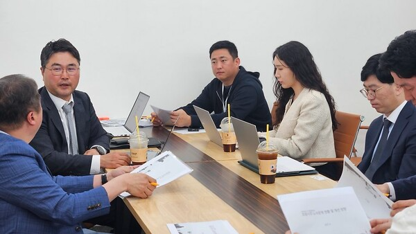 지난 24일, 광명무역센터 CPA 협회 사무실에서 진행된 쿠팡 파트너스 연합회(CPA)와 노무법인 남산 간의 노동법률자문 업무협약(MOU) 체결 후 후속 논의를 위해 양측 관계자들이 모여 현장 중심의 실무회의를 하고 있다./사진=CPA 제공