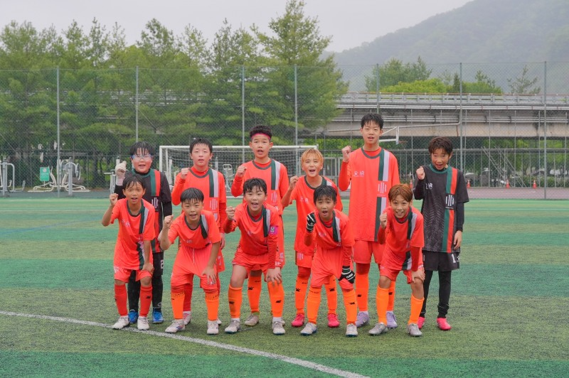 2025 전국 초등 축구리그에 출전한 HR풋볼클럽 선수반팀은 첫 경기에서 저학년부가 어썸풋볼클럽을 3대1로, 고학년부가 JSJ FC를 3대1로 각각 승리했다. 사진은 고학년부 선수들이 경기 전 승리를 다짐하며 포즈를 취한 모습이다./사진=HR그룹 미디어팀 제공