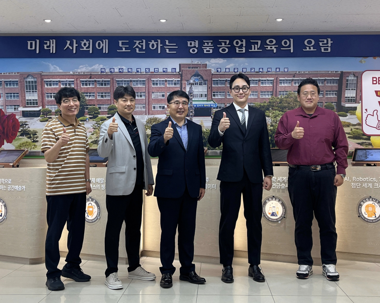 드림장학금 전달식을 마친 뒤, 김병갑 교장(왼쪽 세 번째)과 HR그룹(주) 신호룡 대표(왼쪽 네 번째) 등 관계자들이 함께 엄지손가락을 들어 보이며 기념촬영을 하고 있다. /사진=HR그룹(주) 미디어팀 제공