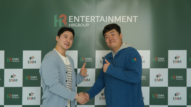 HR엔터테인먼트㈜ 심하늘 총괄이사(왼쪽)와 3호 크리에이터로 합류해 유튜브 채널 ‘안현우’로 활동을 시작한 안현우(오른쪽)가 함께 포즈를 취하고 있다. 사진=HR엔터테인먼트