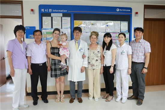 판체코 리니아나(가운데)씨가 수술을 맡은 김정열 충남대 의대 교수, 의료진과 함께 퇴원 전에 기념사진을 찍고 있다.