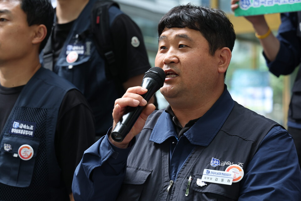 김동하 현대중공업지부장이 21일 오전 한국조선해양플랜트 앞에서 '26년 조선노연 공동투쟁 선포 및 조선노연-한국조선해양플랜트협회 협의체 구성 요구 기자회견’에서 발언하고 있다. 사진=이진희 선전홍보부장