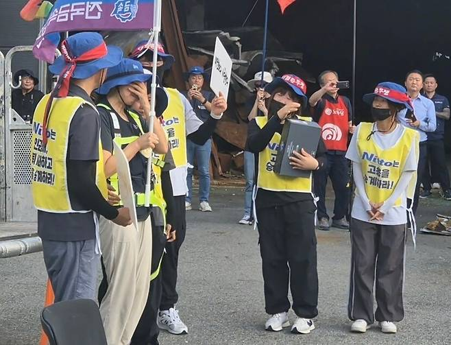 600일 만에 고공농성을 해제한 박정혜 한국옵티칼하이테크 수석부지회장이 2025년 8월29일 경북 구미시 한국옵티컬하이테크 공장 옥상에서 연대 시민들께 인사하다 눈물을 흘리고 있다. 신다은 기자