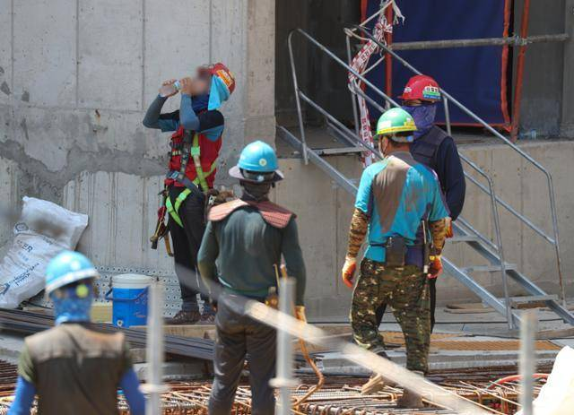 정부가 임금체불과 중간착취 방지책으로 에스크로제 의무화와 발주자 직접 지급제도 시행을 준비 중이다. 사진은 서울의 한 아파트 건설 현장. 뉴스1