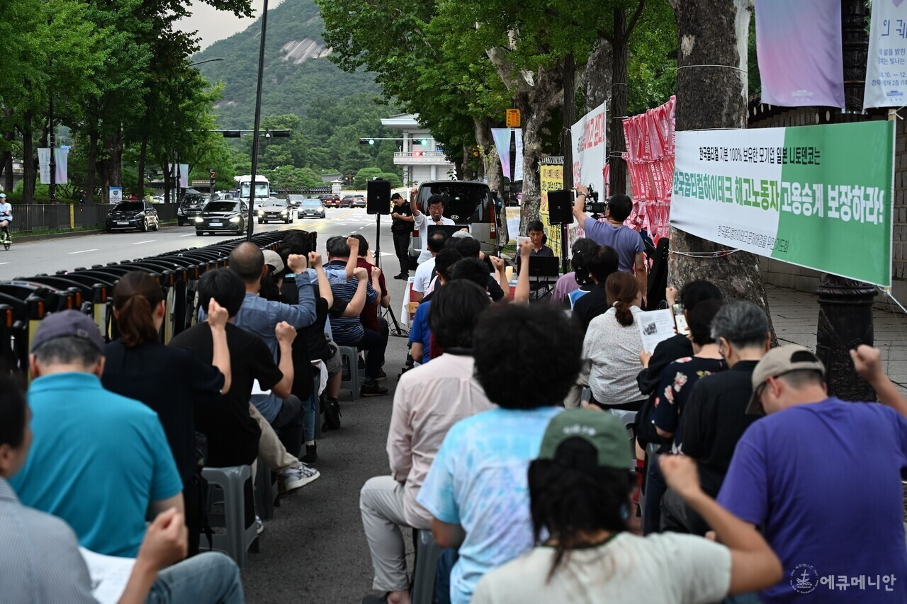▲ 한국옵티칼하이데크 행정소송 2심 선고가 기각된 날, 청와대 사랑채 앞에서는 해고된 노동자들의 복직을 촉구하는 촛불기도회가 진행되었다. ⓒ임석규/에큐메니안