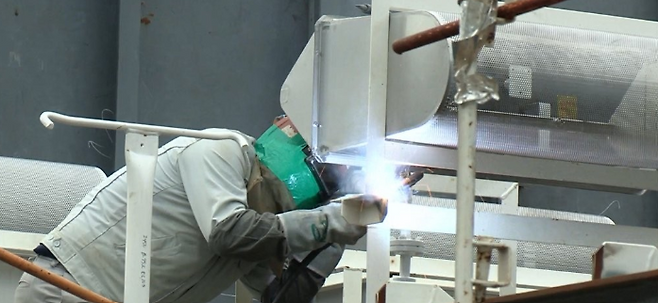 작업 중인 조선업 근로자 모습. 연합뉴스 제공