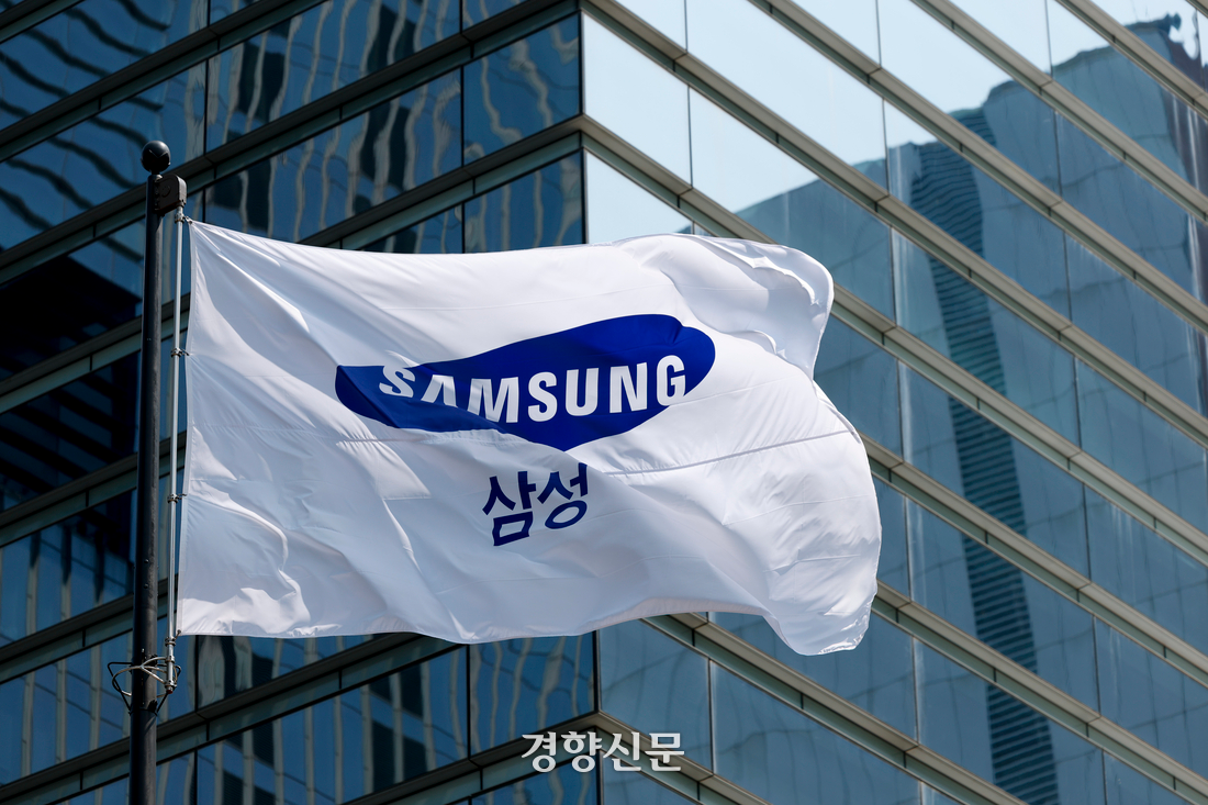 지난 7월 8일 서울 삼성전자 서초사옥 앞에 삼성 깃발이 휘날리고 있다. 문재원 기자