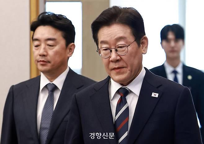 이재명 대통령이 19일 오후 서울 청와대 여민관에서 열린 수석보좌관회의에 입장하고 있다. 청와대사진기자단