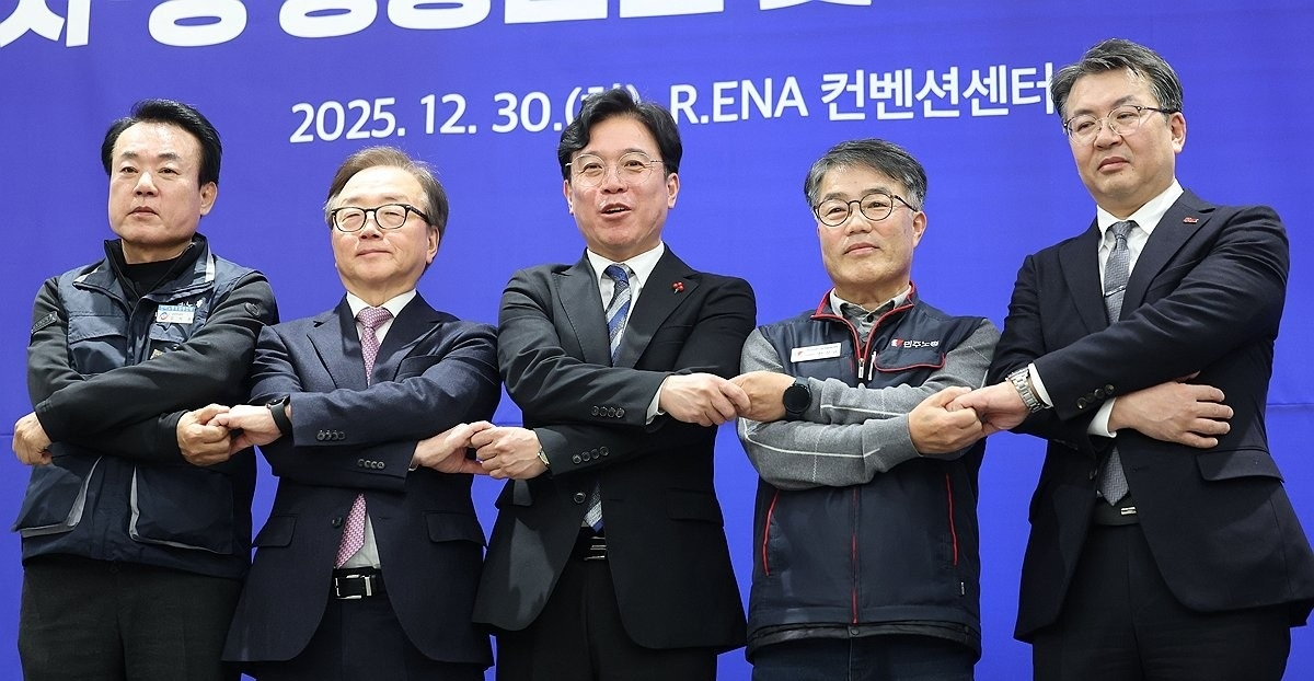 지난해 12월 30일 서울 중구 ENA스위트호텔에서 열린 ‘실노동시간 단축, 노·사·정 공동선언 및 대국민 보고회’에서 참석자들이 손을 맞잡고 있다. 왼쪽부터 강석윤 한국노총 상임부위원장, 이동근 경총 상근부회장, 김영훈 고용노동부 장관, 한성규 민주노총 부위원장, 오기웅 중기중앙회 상근부회장. [연합]