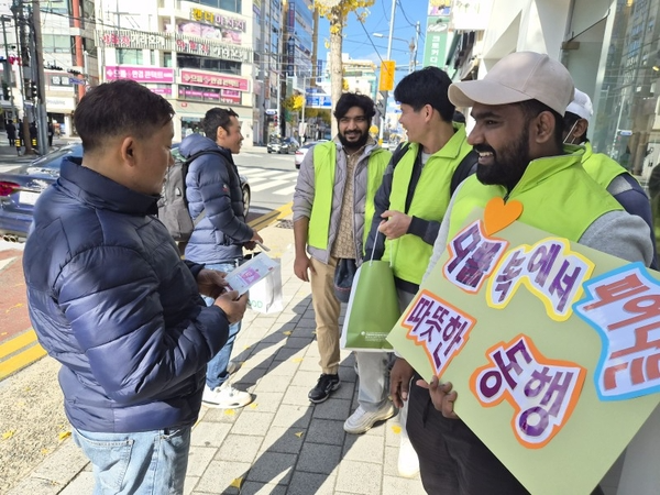 거제외국인근로자지원센터 글로벌봉사단(다이음봉사단)이 지난달 30일 고현시장과 고현터미널 인근에서  외국인 노동자 인식 개선 캠페인을 하고 있다. /거제외국인근로자지원센터