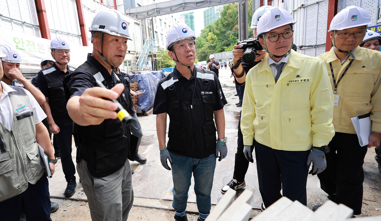 9월23일 김영훈 고용노동부 장관(오른쪽 두 번째)이 서울의 한 공사 현장을 불시 점검하고 있다. ⓒ고용노동부 제공