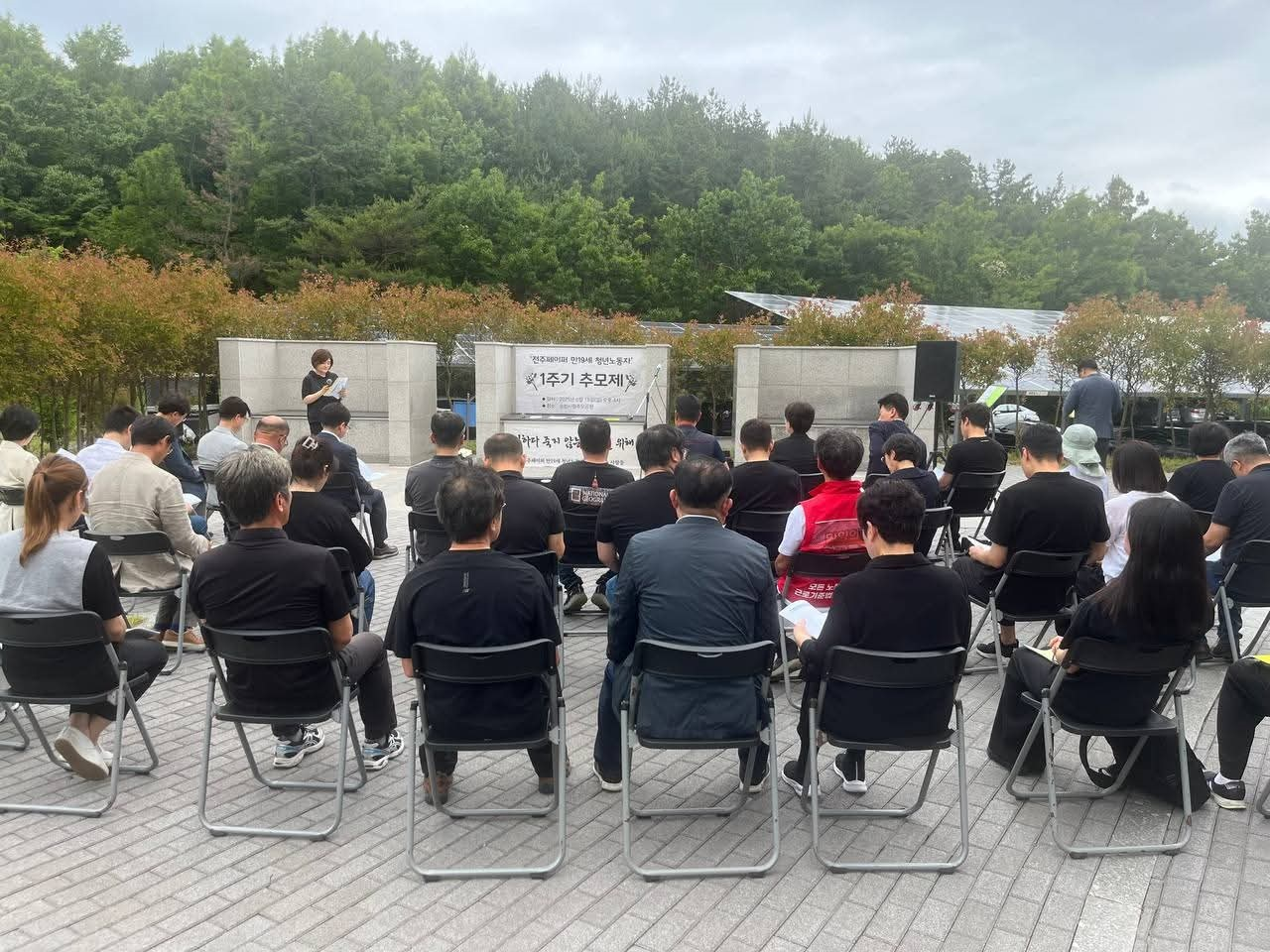 전주페이퍼 만19세 청년노동자 1주기 추모제 6월 15일 오후 4시, 순천시립추모공원에서 '전주페이퍼 만19세 청년노동자' 1주기 추모제가 열렸다. 유족을 비롯한 노동단체, 시민사회단체 50여명의 회원들이 참여했다.