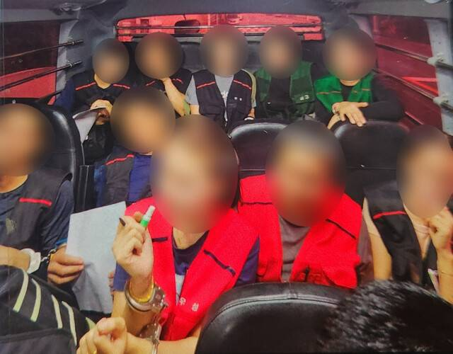 울산 ㄱ업체에서 일하던 이주노동자들이 울산출입국·외국인사무소 단속 과정에서 체포된 뒤 수갑을 찬 모습. 금속노조 제공