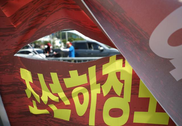 대우조선해양(현 한화오션) 하청노동자 파업이 진행 중이던 2022년 7월 20일 경남 거제시 대우조선해양 옥포조선소 서문 인근에 민주노총 금속노조 거제통영고성조선하청지회가 설치한 현수막이 훼손돼 있다. 뉴스1