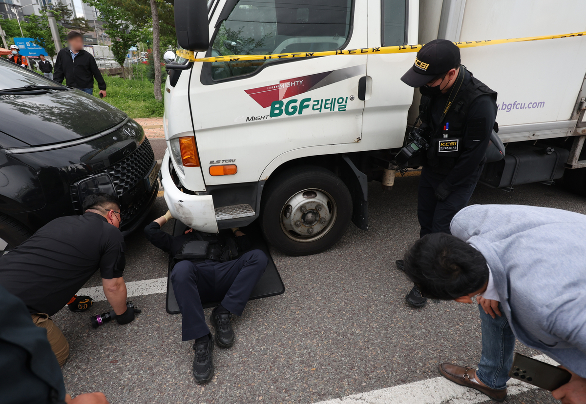 경찰이 20일 경남 진주시 정촌면 BGF로지스 진주센터에서 화물연대 관계자 1명이 숨지고, 2명이 다친 사고와 관련해 현장에서 사고 차를 조사하고 있다. 연합뉴스