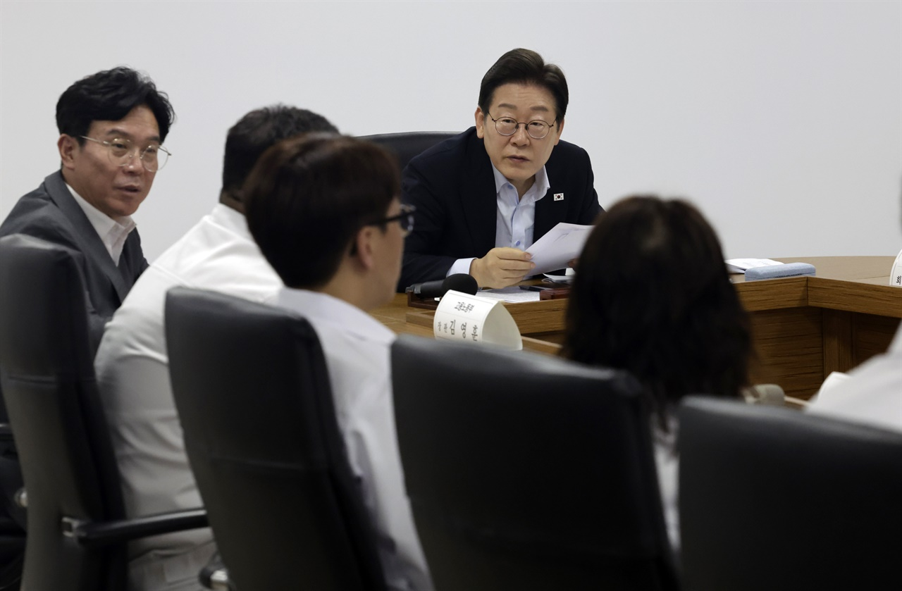 이재명 대통령이 경기 시흥시 SPC 삼립 시화공장에서 열린 산업재해 근절 현장 노사간담회에서 발언하고 있다. 2025.7.25 [대통령실통신사진기자단]