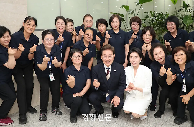 이재명 대통령과 김혜경 여사가 지난해 6월4일 취임선서 직후 국회 환경미화 노동자들을 찾아 사진을 촬영하고 있다. 국회사진기자단