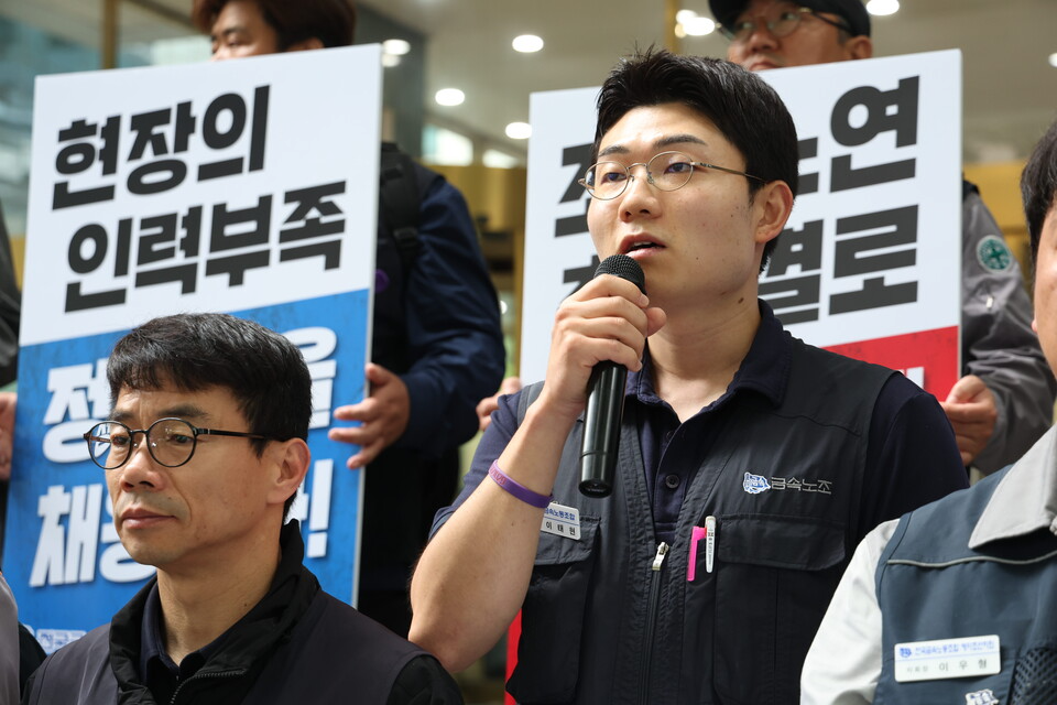 이태현 조선노연 공동의장이 21일 오전 한국조선해양플랜트 앞에서 '26년 조선노연 공동투쟁 선포 및 조선노연-한국조선해양플랜트협회 협의체 구성 요구 기자회견’에서 발언하고 있다. 사진=이진희 선전홍보부장
