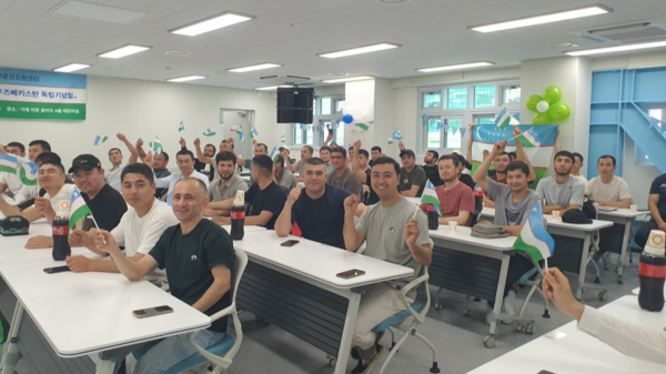 9월 1일 우즈베키스탄 독립기념일 34주년 기념 행사에 참석한 외국인 노동자들이 기념사진을 찍고 있다.  참석자들은 이날 전통의상을 입고 자국 음식을 나눴다. /거제외국인근로자지원센터