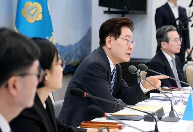 이재명 대통령이 15일 청와대 영빈관에서 열린 부처 업무보고에서 참석 기관장들에게 질문하고 있다. [연합]