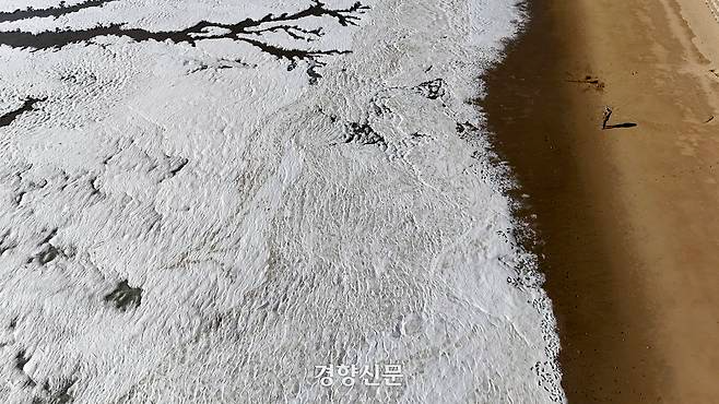 밤사이 서울 동북권 및 서북권 지역에 한파주의보가 발효된 8일 인천 강화군 동막해수욕장 바다가 얼어 있다. 강화 l 문재원 기자