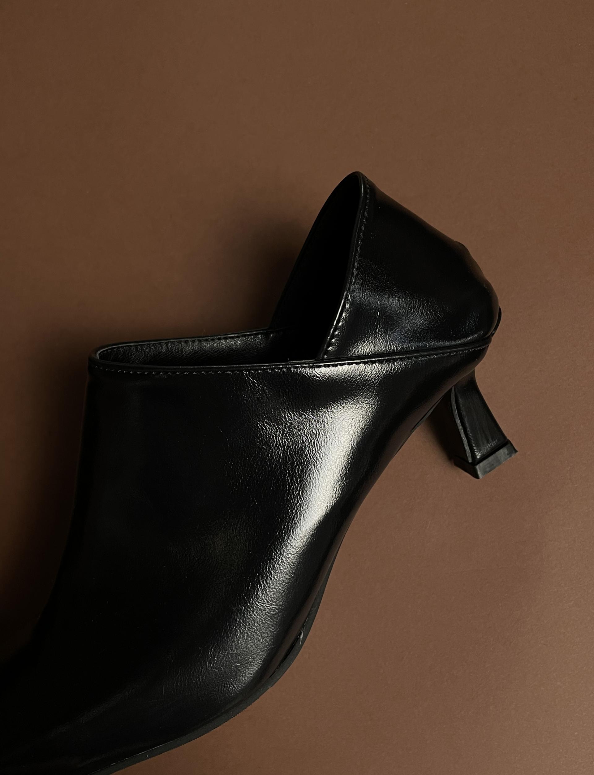 EDIT SQUARE TWO-WAY HEEL