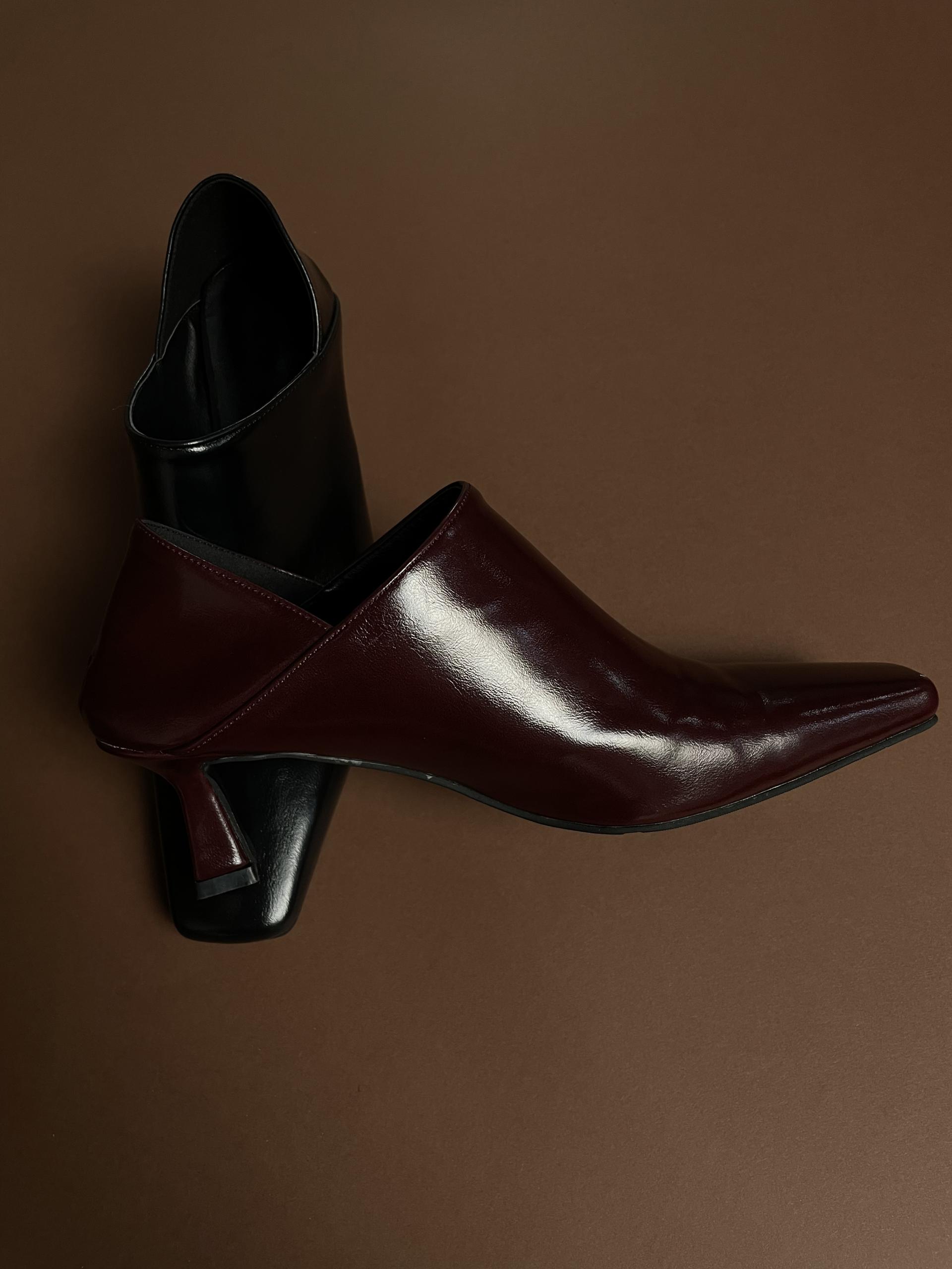 EDIT SQUARE TWO-WAY HEEL