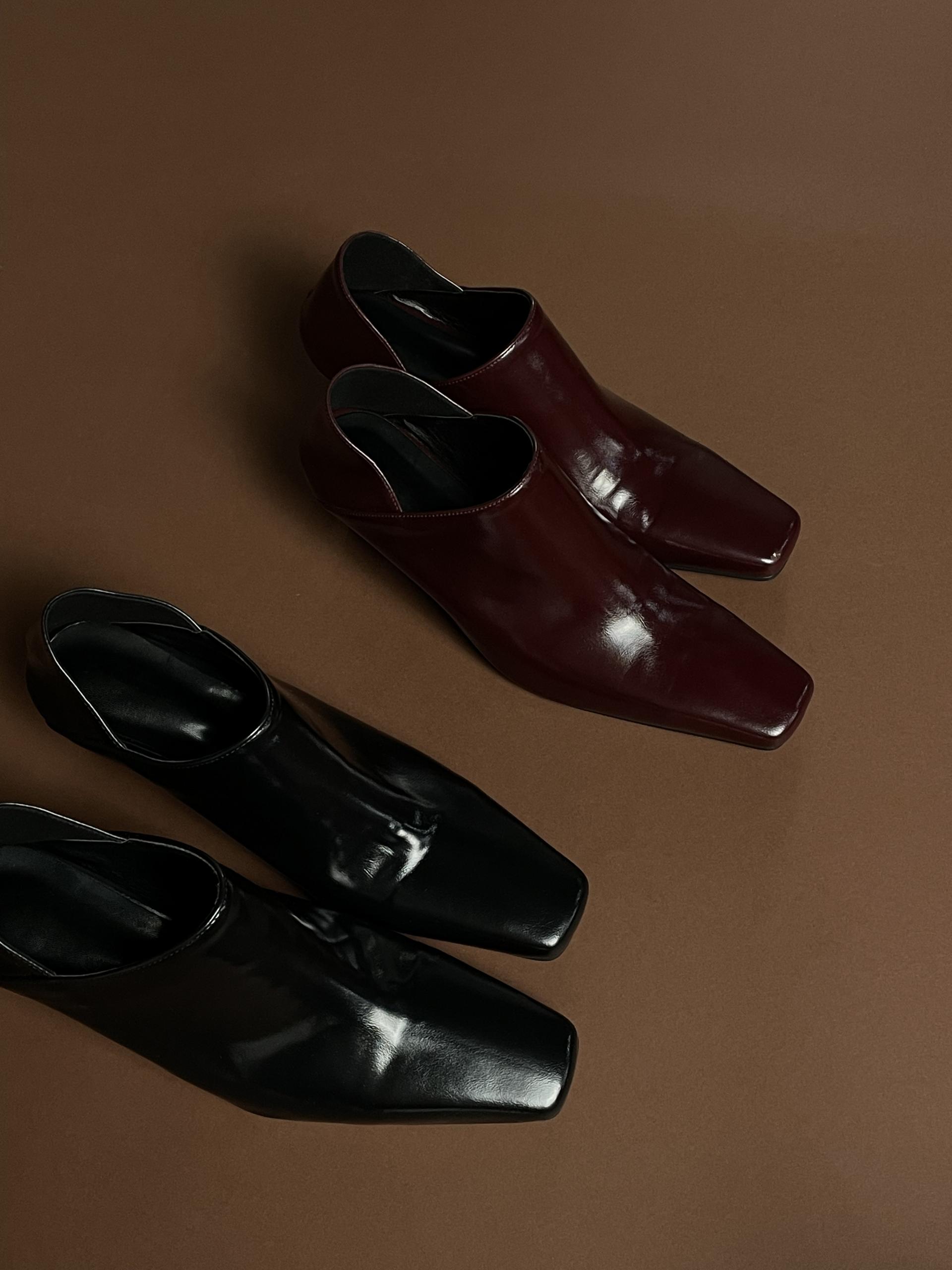 EDIT SQUARE TWO-WAY HEEL